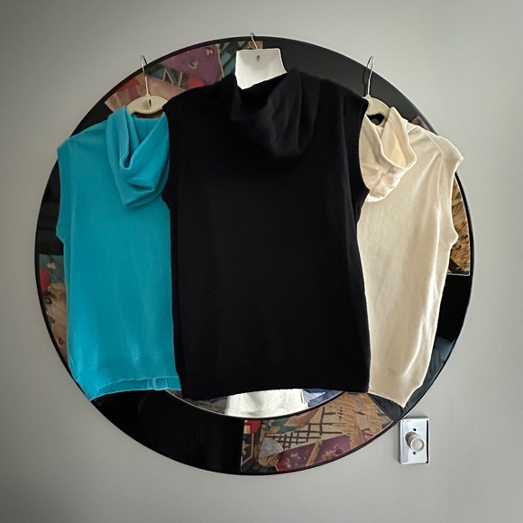 A BUNDLE OF 8 BUTTON UP CASHMERE VEST WITH A HOOD AND TWO POCKETS - Picture 2 of 8